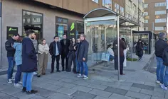 Esperando o bus en Carballo con Galiza Nova