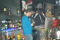 Pablo Fraga picadiscos residente e Quique Fábrica  pinchando no 2006 no PUb Stereo da laracha