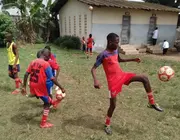 XOGANDO AO FUTBOL EN EBUNOU