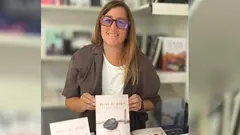 Marta Seoane Pazos co seu libro Bolas de Papel