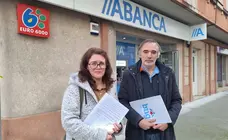 Lorena Suarez e Bernxamin Queiro diante da oficina de Abanca