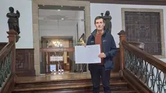 Luis Insua no Arzebispado de Santiago invitando ao Papa a fisterra