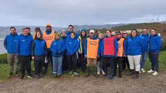 Grupo voluntariado na limpeza Placton coas Mariscadoras de Muros