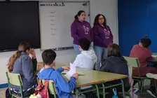 Patri e Merche de Sonlila no cole de Carnota