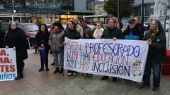 Responsables do BNG nunha concentracion contra os recortes no ensino