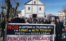 Collendo sintaruas en Agualada contra as antenas de Brenlla