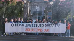 Almunado do IES Fernando Blanco esixindo melloras no centro