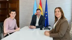 O alcalde de Fisterra Luis Insua e a Concelleira Susana Rodríguez Nemiña co Conselleiro de Cultura Lopez Campos
