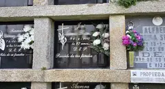 Lapida en galego no cemiterio da Canduas-Cabana cuio panteon esta integramente en galego