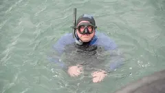 Mergullador na limpeza do fondo do porto de Camelle-Foto-Xurxo Rod