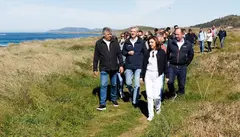 O presidente da Xunta, Alfonso Rueda, acompa&ntilde;ado da conselleira de Medio Ambiente e Cambio Clim&aacute;tico, &Aacute;ngeles V&aacute;zquez, asiste a un encontro coas entidades que traballaron na definici&oacute;n do Cami&ntilde;o do Litoral e percorre un treito do mesmo. Faro de Lari&ntilde;o (Carnota), 01/04/26.
