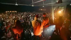 Histórica noite no Mercado de Abastos de Muros coa Banda do Peixe homenaxeando á memoria roqueira da vila
