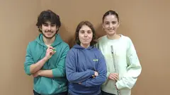 Mateo Clara e Helena son Maraxe o dia do seu debut en Fisterra