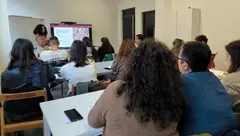 Lucía Ortega Rodríguez formando aos comercios do CCA