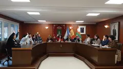 PSOE votando a favor no pleno do Concello. deCee