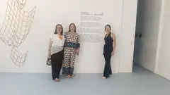 Sandra Insua, Encarna Liñeiro e a directora da Mostra, Dolores Lema, estiveron onte en Madrid, na Galería Belmonte, na presentación ao público que organizou a firma de moda xuvenil.