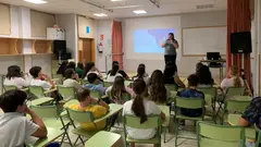 Vieiro dando unha charla escolar