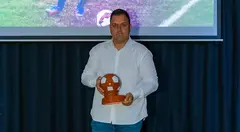 Felipe Vilela entrtegando un Premio Abdoulaye nunha Gala do Futbol da Costa
