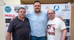 Felipe Vilela escoltado por Oscar leis e Dieglo Lobelos nunha Gala do Futbol da Costa