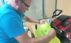 Nova estampadora de camisetas para ADisbismur coa X Solidaria