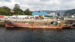 Instalacions de desmantelamento naval de BrokenBoats no porto de Brens en 2024