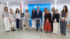 CONSELLER&Iacute;A DE SANIDADE  SAN L&Aacute;ZARO  11,30 h.-             O conselleiro de Sanidade, Antonio G&oacute;mez Caama&ntilde;o, asinar&aacute; os convenios de colaboraci&oacute;n entre o Servizo Galego de Sa&uacute;de e entidades privadas sen &aacute;nimo de lucro que desenvolven programas de incorporaci&oacute;n social para pacientes con trastornos adictivos. No acto tam&eacute;n participar&aacute;n o director xeral de Integraci&oacute;n e Innovaci&oacute;n Asistencial do Servizo Galego de Sa&uacute;de, Alfredo Silva. Na sala 3.2 (terceiro andar). Haber&aacute; declaraci&oacute;ns aos medios Foto Xo&aacute;n Crespo