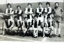 Tajes, Andrés, Barbazán, De la Torre, Salle, Manolo; Alejandro, Carballo, Palazón, Eduardo, Tuto (arquivo do Outes F. C.)
