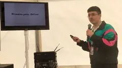 Juan Lilium impartindo unha charla