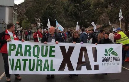 Imaxe dunha manifestación de 2012 polo Parque Natural do Monte Pindo