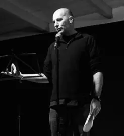 Paco Souto no V Recital de Poetas da Costa da Morte celebrado en Muxia- Foto de María Lado