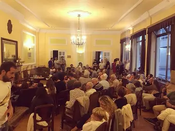 Imaxe da a hist&oacute;rica asemblea de onte no Casino