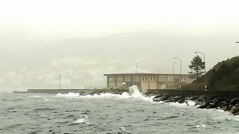 A EDAR de Brens un día de mar. Foto: Rafa Quintáns