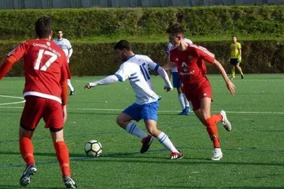 Juan de Celia conduce o balón ante a presión de Víctor Alcaina
