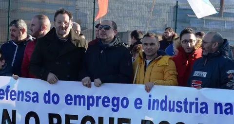 Paulo Carril, con Alfonso Mouzo e Xabier Santos  nunha das concentracións ás portas de Ferroatlántica.Foto-Rafa Quintáns