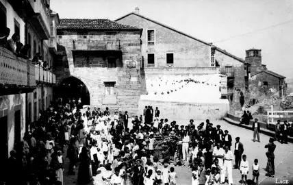 Cabezudos na praza Ramon Juerga