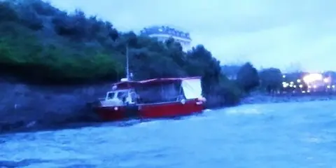 O barco Ximpron as pedras de Santa Isabel