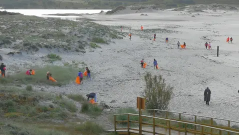 Limpeza da praia Area Maior de Louro coa Asoc. Rumial 1