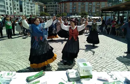 Terra de Sena actuando coa AECC en Cee