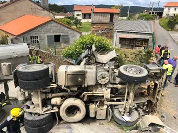Accidente dun camion en Ponteceso 1