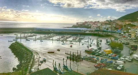 Bonita estampa do porto de Fisterra con HDR