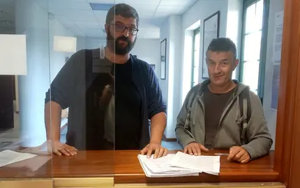 Alex Lopez e Santiago Santiago no rexistro municipal