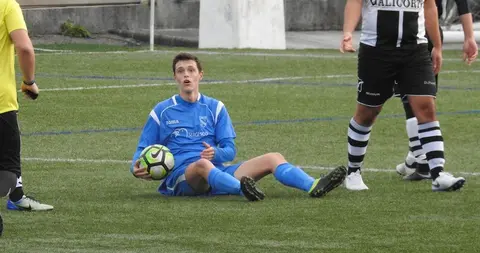 Javi Bermudez do Corme Xuvenil ante o Outes-Foto-Fin lema