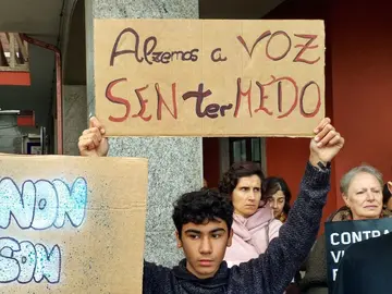 Concentracion polo 25N en Muxia co IES Ramon Caamano 5