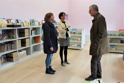 Visita do alcalde, Evencio Ferrero, e a concelleira de Educación, Mar Eirís, á biblioteca.