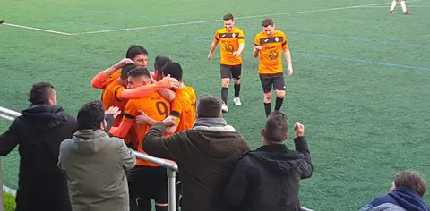 Volantes celebrando un dos goles-Foto-Adriana