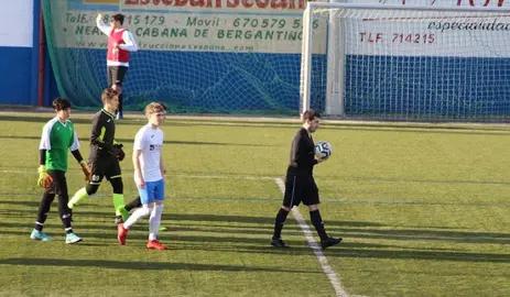 O arbitro David Vazquez Lema no Zas Ponteceso Xuveniñ-Foto-Lucas Rey