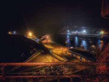 Vista nocturna do Porto de Malpica-Foto-Juanma Trillo