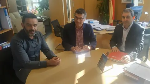 Alcalde de SAnta Comba cos responsables de Minas