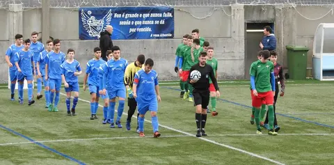 Oscar Santos pitou o Corme-Esteirana xuvenil-Foto-Fin Lema