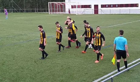 Volantes celebrando un tanto ante o Pino